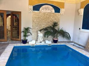 - une piscine dans une villa avec une maison dans l'établissement Prestigioso Casale Castello Alma, à Ponticelli