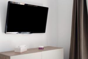 einen Flachbild-TV, der an einer Wand hängt in der Unterkunft Be Room Oasis Cozy Duplex in Maspalomas