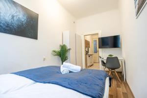 um quarto com uma cama e uma secretária com uma cadeira em Modern Comforts: Chic Studio Apt Centrally Located em Viena