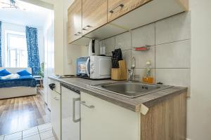 Dapur atau dapur kecil di Modern Comforts: Chic Studio Apt Centrally Located