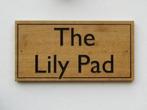 una señal que lee el lirio en una pared en The Lily Pad Suffolk, en Thornham Magna