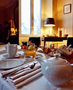 een tafel met een theepot erop bij Le Clos du Roc in Montlouis-sur-Loire