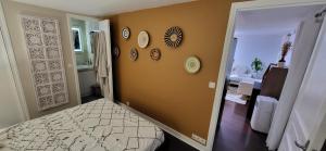 een slaapkamer met een bed en een muur met klokken bij Austerlitz Cocoon in Parijs +2 foto's