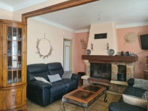 ein Wohnzimmer mit einem Sofa und einem Kamin in der Unterkunft gite du luat in Vert-en-Drouais
