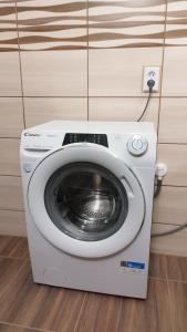 Un lave-linge est installé dans la pièce. dans l'établissement Apartmán AMSEL, à Ostrov