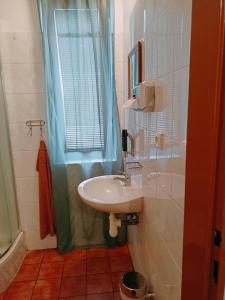baño con lavabo y cortina de ducha azul en Rodinný penzion Barborka, en Hranice