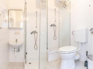 维也纳Astonishing 1BR Apt Easy Use Design/Near Schönbrunn的配有马桶、淋浴和水槽的浴室 更多8张照片