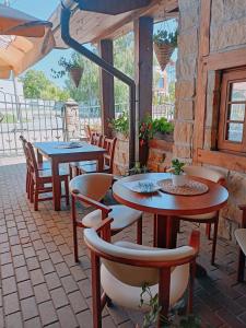 d'une terrasse avec des tables et des chaises. dans l'établissement Rodinný penzion Barborka, à Hranice