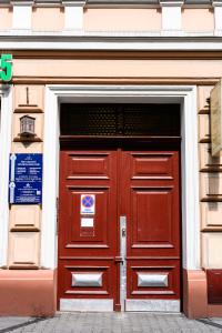 una puerta roja en el lateral de un edificio en Apartament Marylin, en Cracovia