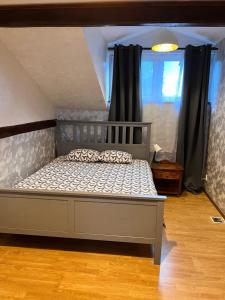 duże łóżko w pokoju z oknem w obiekcie Hostel Homies Inn w mieście Celiny