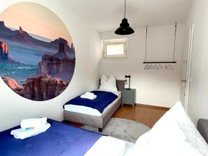 1 Schlafzimmer mit 2 Betten und einem großen Spiegel in der Unterkunft Große Wohnung im Zentrum von Osnabrück in Osnabrück