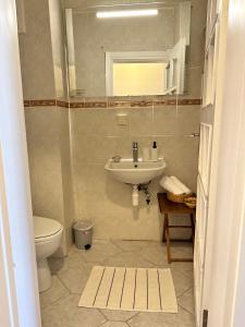 uma casa de banho com um lavatório, um WC e um espelho. em Merkeze Yakın, Ev Rahatlığında em Marmaris