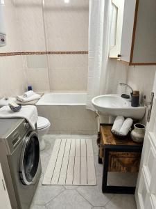 ein Badezimmer mit einer Waschmaschine und einem Waschbecken in der Unterkunft Merkeze Yakın, Ev Rahatlığında in Marmaris