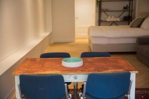 een tafel met stoelen en een kom erop in de woonkamer bij B&B Bloemgracht in Amsterdam