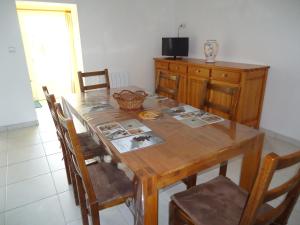 a dining room with a wooden table and chairs at Gîte proche Baie de Somme in Woignarue