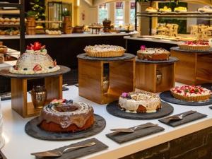 un montón de pasteles en exhibición en una panadería en Hotel em Gramado - Buona Vitta en Gramado