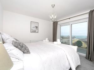 Ένα ή περισσότερα κρεβάτια σε δωμάτιο στο Modern Coastal Home in Bull Bay - Pass the Keys