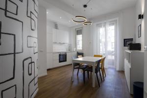 a kitchen and dining room with a table and chairs at Easylife - Esperienza unica nel cuore di Moscova in Milan