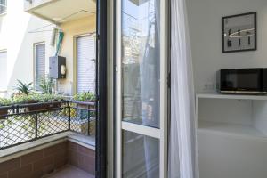 a balcony with a view of a balcony at Easylife - Esperienza unica nel cuore di Moscova in Milan