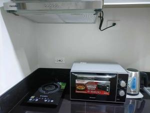 d'un grille-pain et d'un four installé sur un comptoir dans la cuisine. dans l'établissement 2BR SMDC Bloom Residences Near NAIA Wi-fi +Netflix, à Manille