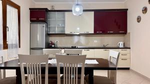 a kitchen with a dining room table and chairs at Gemütliches Haus im Herzen Albaniens in Elbasan