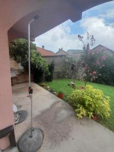 - une vue sur le jardin depuis la fenêtre de la cour dans l'établissement Pansion Ponte, à Mostar