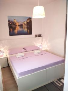 1 dormitorio con 1 cama con marco blanco en Pansion Ponte en Mostar