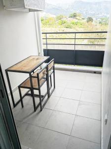 Una mesa y sillas en un balcón con vista. en LE 5ème AS // F2 Totalement refait à neuf, en Saint-Denis