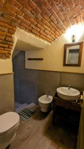 een badkamer met een wit toilet en een wastafel bij Maison du Pont Romain in Aosta