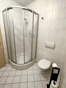 a bathroom with a shower and a toilet at Ferienwohnung an der Thyrahöhe in Stolberg