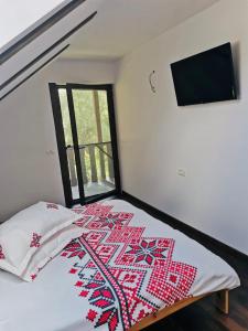 - une chambre avec un lit doté d'une couette dans l'établissement Cabana Briana, à Valea Drăganului