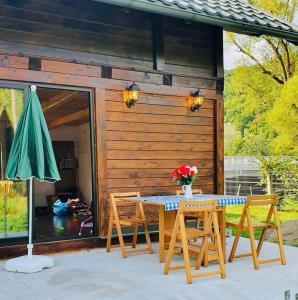 - une table et des chaises en face d'une cabine dans l'établissement Cabana Briana, à Valea Drăganului