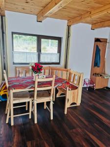 - une salle à manger avec une table et des chaises dans l'établissement Cabana Briana, à Valea Drăganului