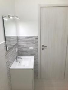 A bathroom at Modern Apartment in San Giorgio Timpirussi, Sea View, 90 m² Még 31 kép