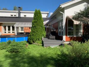 una casa con piscina en el patio en Erillinen ilmastoitu vierassviitti, Kokkola en Kokkola