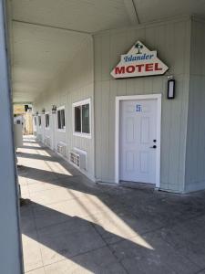 un cartello di un motel sul lato di un edificio di Islander Motel 