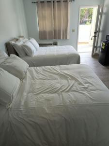 Postel nebo postele na pokoji v ubytování Islander Motel