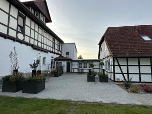 une cour d'un bâtiment avec des plantes en pot dans l'établissement Pension Am Stadtrand Zerbst, à Zerbst