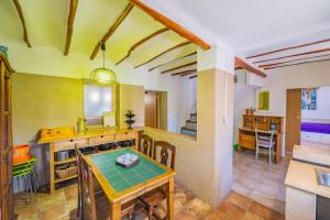 eine Küche mit einem Tisch und einem Esszimmer in der Unterkunft Casa Cuquet de Llum Onil in Onil