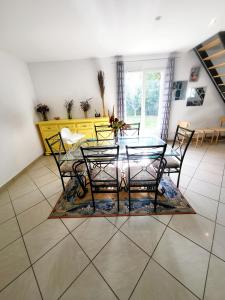 ein Esszimmer mit einem Tisch und Stühlen in der Unterkunft La maison dans les noyer in Sainte-Eulalie