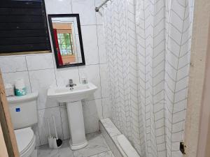 Ένα μπάνιο στο Roots Cafe Rooms