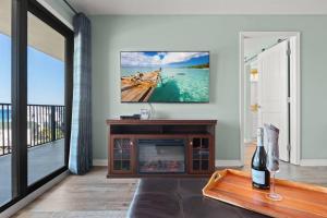 Televisyen dan/atau pusat hiburan di SeaRenity with WOW views of the Gulf of Mexico plus FREE beach gear and heated facility pool