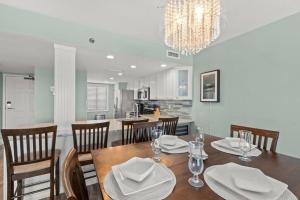 Dapur atau dapur kecil di SeaRenity with WOW views of the Gulf of Mexico plus FREE beach gear and heated facility pool