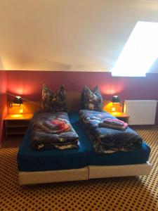 里薩的住宿－Monteurzimmer Riesa，一张床上有两个枕头的房间