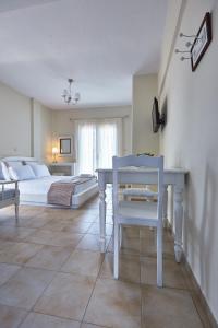 1 dormitorio con 1 cama, 1 mesa y 1 silla en Aelia, en Agios Petros
