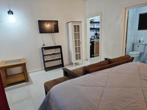 Μια τηλεόραση ή/και κέντρο ψυχαγωγίας στο Roots Cafe Rooms