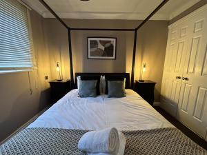 Un pat sau paturi într-o cameră la No17 Llansannor Drive