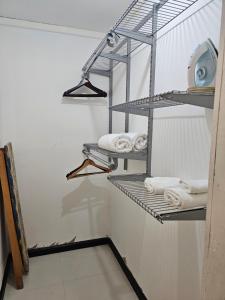 Ένα μπάνιο στο Roots Cafe Rooms
