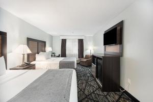 Postel nebo postele na pokoji v ubytování Baymont by Wyndham Grand Haven + 37 fotografií