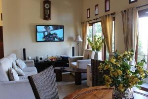 Puri Pondok Dawa Villa في Kusamba: غرفة معيشة مع أريكة وطاولة